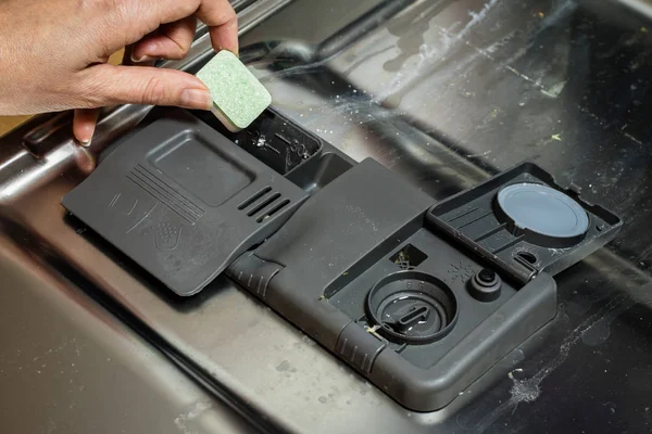 Bulaşık makinesi bulaşık ile. Toz, bulaşık tablet ve rin