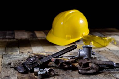 Hidrolik, ahşap masa üzerinde tesisatçı için araçlar. Atölye, tablo bir