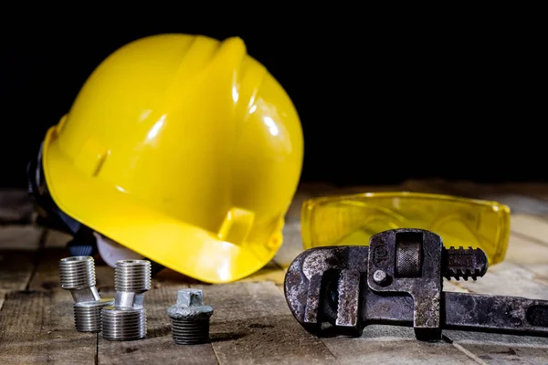 Hidrolik, ahşap masa üzerinde tesisatçı için araçlar. Atölye, tablo bir