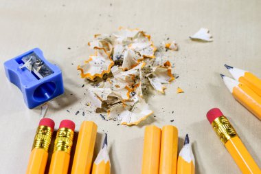 boya kalemi ve kalemtıraş üzerinde bir ahşap Ofis Masası. Boya kalemi w