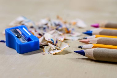 boya kalemi ve kalemtıraş üzerinde bir ahşap Ofis Masası. Boya kalemi w