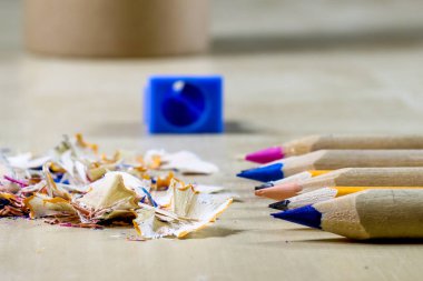 boya kalemi ve kalemtıraş üzerinde bir ahşap Ofis Masası. Boya kalemi w