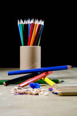 boya kalemi ve kalemtıraş üzerinde bir ahşap Ofis Masası. Boya kalemi w