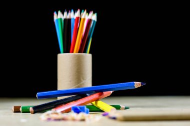 boya kalemi ve kalemtıraş üzerinde bir ahşap Ofis Masası. Boya kalemi w