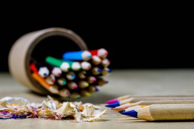 boya kalemi ve kalemtıraş üzerinde bir ahşap Ofis Masası. Boya kalemi w