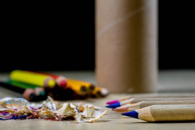 boya kalemi ve kalemtıraş üzerinde bir ahşap Ofis Masası. Boya kalemi w