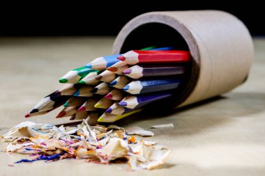 boya kalemi ve kalemtıraş üzerinde bir ahşap Ofis Masası. Boya kalemi w