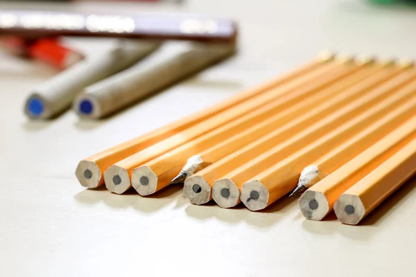 Crayons et taille-crayons sur une table de bureau en bois. Crayons w — Photo