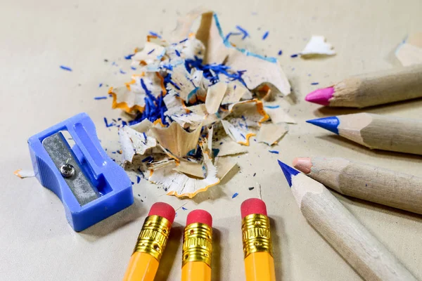 Lápis de cera e apontador de lápis em uma mesa de escritório de madeira. Crayons w — Fotografia de Stock