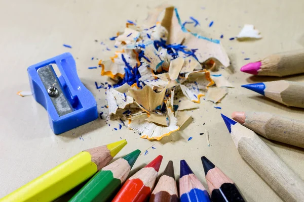 boya kalemi ve kalemtıraş üzerinde bir ahşap Ofis Masası. Boya kalemi w