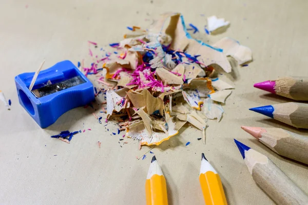 Lápis de cera e apontador de lápis em uma mesa de escritório de madeira. Crayons w — Fotografia de Stock