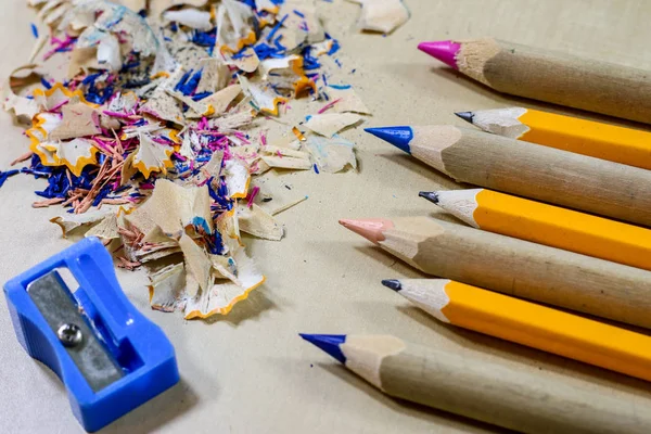 Lápis de cera e apontador de lápis em uma mesa de escritório de madeira. Crayons w — Fotografia de Stock