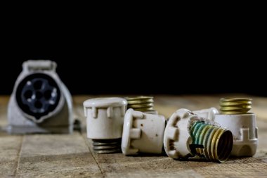 Eski seramik sigorta sahipleri. Eski elektrik aksesuarları. Ahşap sekmesi