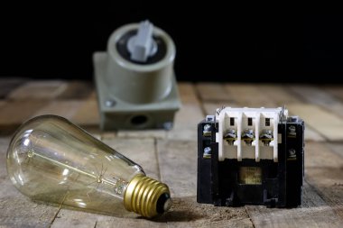 Eski Tak ve soket yüksek gerilim. Eski elektrik aksesuarları. Wo