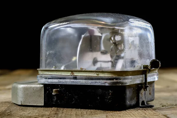 Eski elektrik sayacı. Eski elektrik aksesuarları. Ahşap masa.