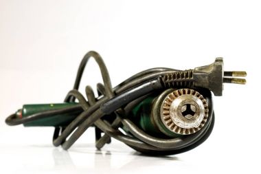 Atölye çalışması için araçları. Matkap, kıyma makinesi, kepçe ve tornavida. 