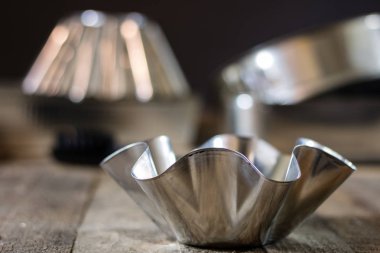 Eski bir mutfak masasında eski fırın kalıpları. Fırın aksesuarları 