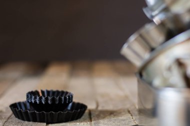 Eski bir mutfak masasında eski fırın kalıpları. Fırın aksesuarları 