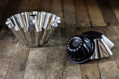 Eski bir mutfak masasında eski fırın kalıpları. Fırın aksesuarları 