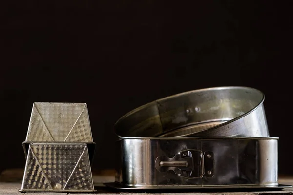 Gamla bakning formar på ett gammalt köksbord. Bakning tillbehör i — Stockfoto