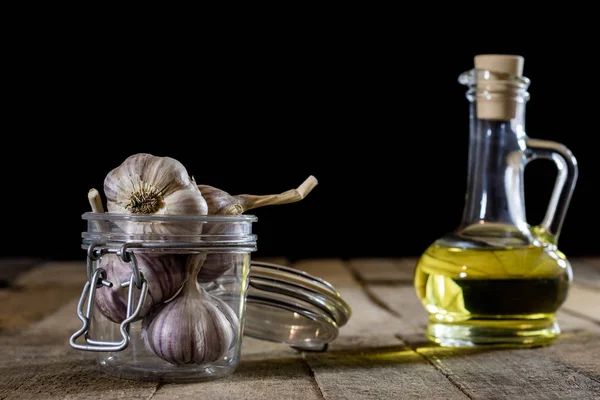 Вкусный чеснок на деревянном кухонном столе. Овощи на кухне — стоковое фото