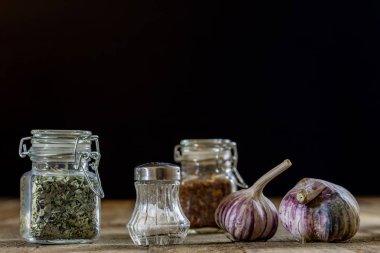 Lezzetli sarımsak Ahşap mutfak masasında. Kitche sebze