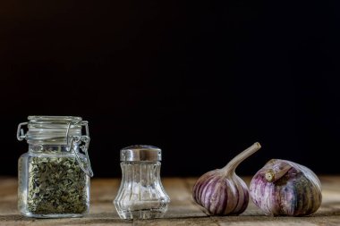 Lezzetli sarımsak Ahşap mutfak masasında. Kitche sebze