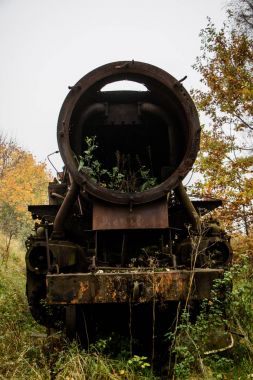 Eski paslı trenler. Parça, kirli eski tra ile dış cephe kaplaması terk edilmiş
