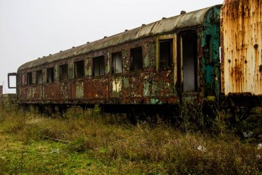Eski paslı trenler. Parça, kirli eski tra ile dış cephe kaplaması terk edilmiş