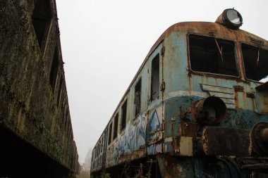 Eski paslı trenler. Parça, kirli eski tra ile dış cephe kaplaması terk edilmiş