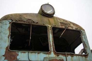 Eski paslı trenler. Parça, kirli eski tra ile dış cephe kaplaması terk edilmiş