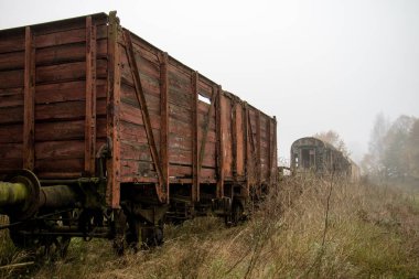 Eski paslı trenler. Parça, kirli eski tra ile dış cephe kaplaması terk edilmiş