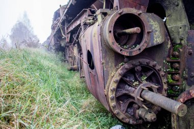 Eski paslı trenler. Parça, kirli eski tra ile dış cephe kaplaması terk edilmiş