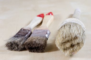 Boya eski fırçaları için boya, kutular ahşap masa üzerinde boya. Boya