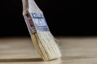 Boya eski fırçaları için boya, kutular ahşap masa üzerinde boya. Boya