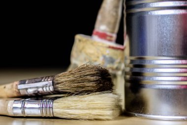 Boya eski fırçaları için boya, kutular ahşap masa üzerinde boya. Boya