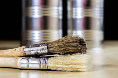 Boya eski fırçaları için boya, kutular ahşap masa üzerinde boya. Boya