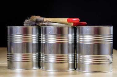 Boya eski fırçaları için boya, kutular ahşap masa üzerinde boya. Boya