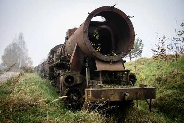 Viejos trenes oxidados. Vieja pista abandonada, de lado con el viejo tra sucio — Foto de Stock