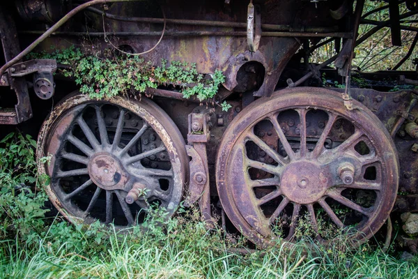 Viejos trenes oxidados. Vieja pista abandonada, de lado con el viejo tra sucio —  Fotos de Stock