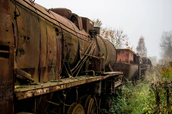 Viejos trenes oxidados. Vieja pista abandonada, de lado con el viejo tra sucio — Foto de Stock