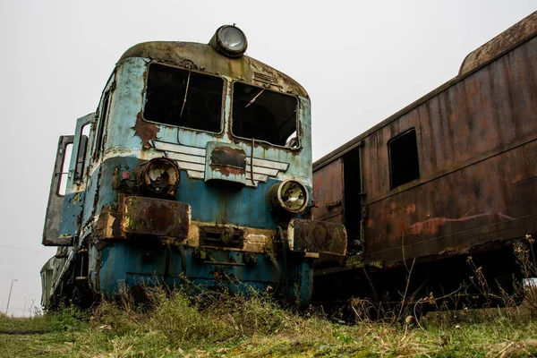 오래 된 녹슨 기차입니다. 오래 된 버려진 트랙, 더러운 오래 된 tra와 사이 딩 — 스톡 사진