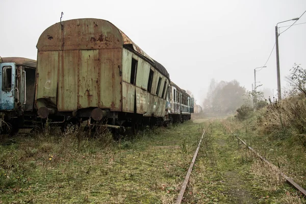 Старые ржавые поезда. Старый заброшенный трек, на стороне грязной старой Тры — стоковое фото