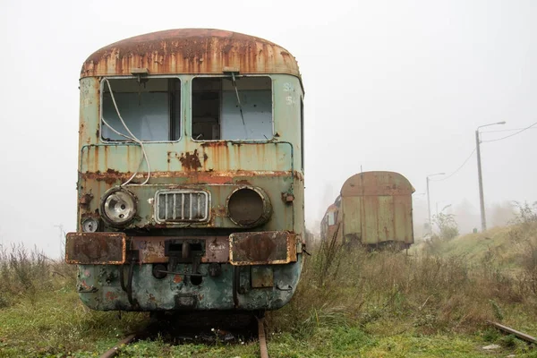 Vieux trains rouillés. Vieille voie abandonnée, voie d'évitement avec vieux tra sale — Photo