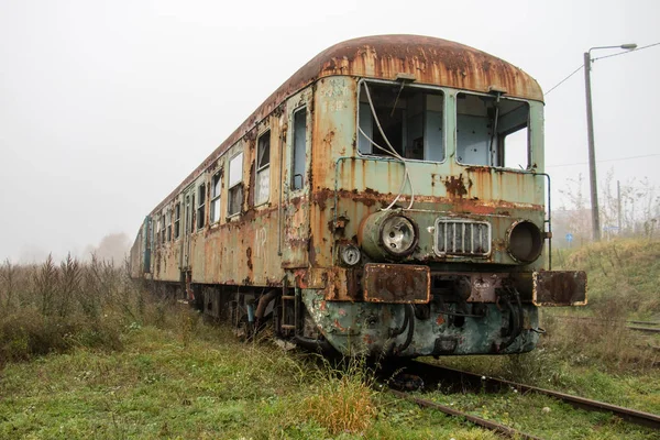 Velhos comboios enferrujados. Velha pista abandonada, tapume com sujo velho tra — Fotografia de Stock