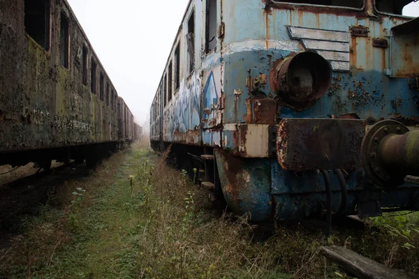 Vieux trains rouillés. Vieille voie abandonnée, voie d'évitement avec vieux tra sale — Photo