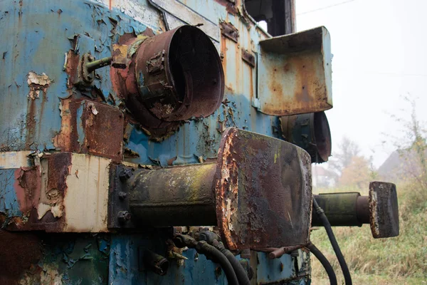 Viejos trenes oxidados. Vieja pista abandonada, de lado con el viejo tra sucio — Foto de Stock