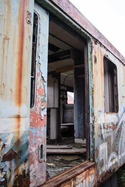 Viejos trenes oxidados. Vieja pista abandonada, de lado con el viejo tra sucio — Foto de Stock