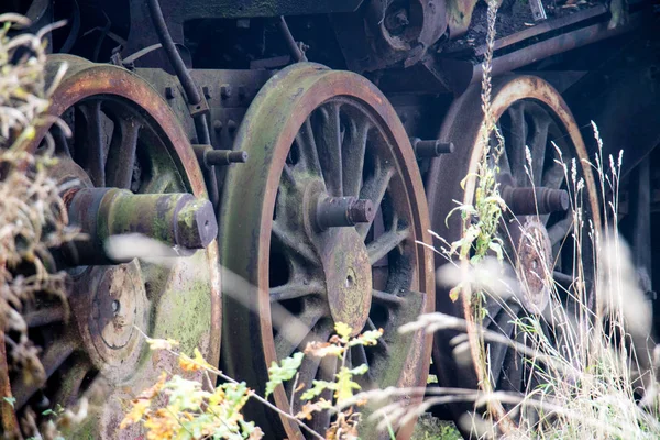 Viejos trenes oxidados. Vieja pista abandonada, de lado con el viejo tra sucio — Foto de Stock