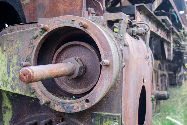 Viejos trenes oxidados. Vieja pista abandonada, de lado con el viejo tra sucio — Foto de Stock